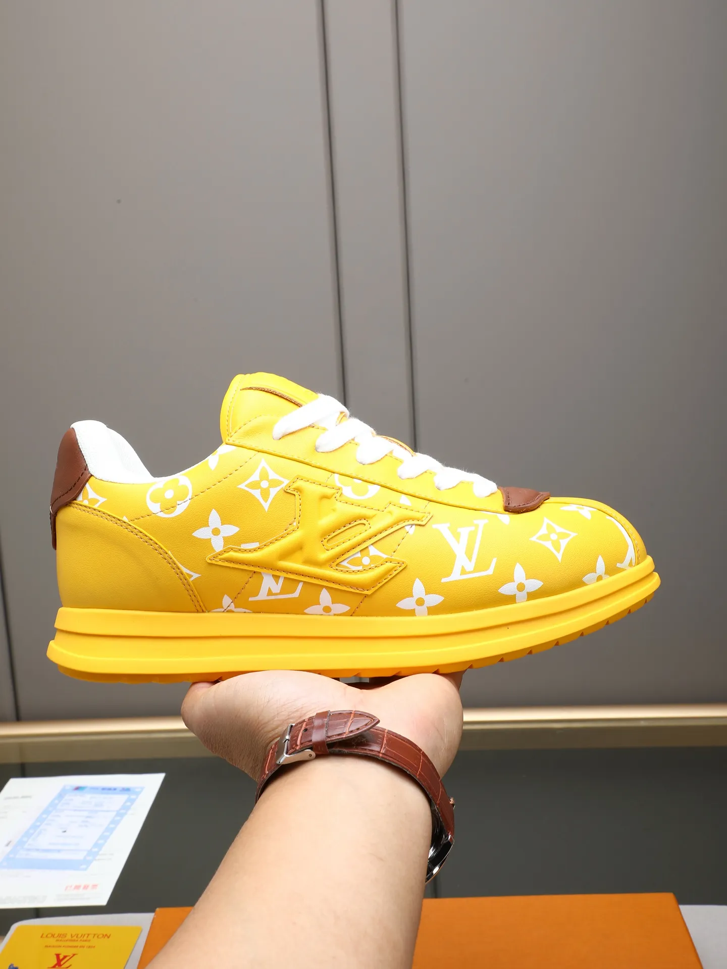 PP560 LV Louis Vuitton L Jialu Brand Runner Tatic Series Thick-soled Casual Sports Shoes Running Shoes Original purchase, development and production This LV Runner Tatic sports shoe combines technical materials such as mesh fabric and ribbons to interpret the inspiration of traditional mountaineering shoes. LV letters are written on one side, the lariat buckle of the quick lacing system is embellished with Monogram flowers and Louis Vuitton logos, and the light and wear-resistant rubber outsole completes the whole. ▪️Fabric: Original imported cowhide + mesh ▪️Inner lining: Original customized breathable mesh ▪️Sole: Original open-molded anti-slip rubber combination material ▪️Size: Men's 38-44 (customized for 45 and 46)